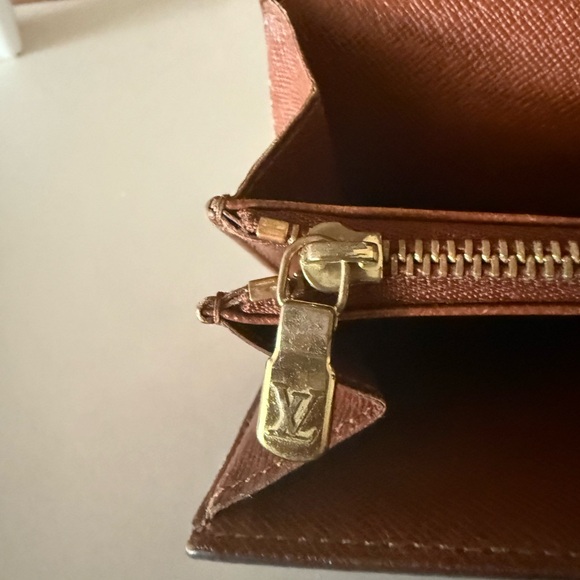 Louis Vuitton Monogram Sarah Wallet – Vintage Classic in Fair Condition - Picture 8 of 14